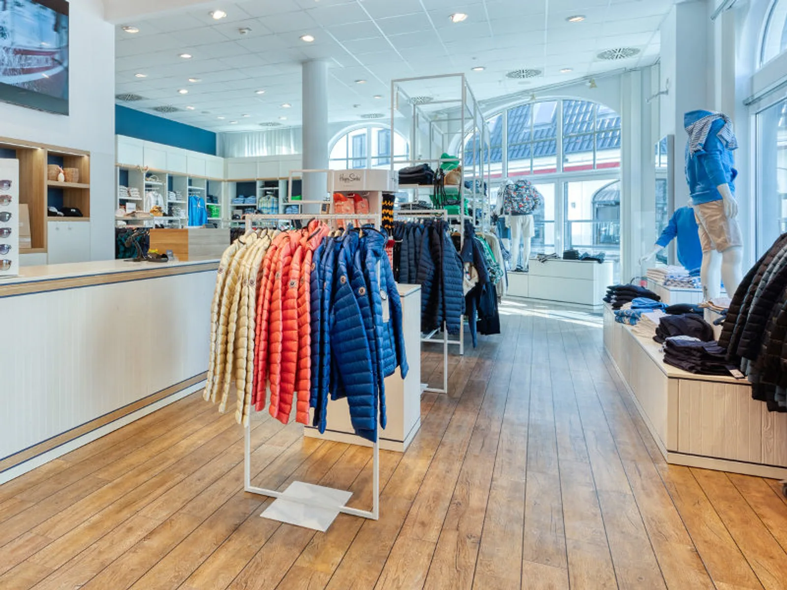 Brandung Norderney, Ansicht 3: von FSL Ladenbau gefertigte Einrichtung in Norderney