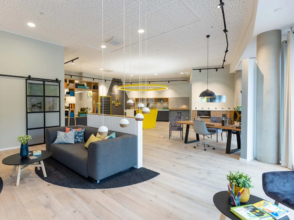 EWE-Zuhause-Shop: Beratungsinsel mit Sitzgruppe und Arbeitsplatz