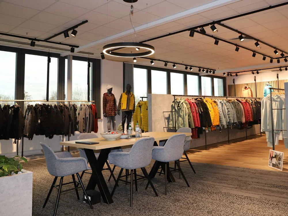 Showroom Killtec in Neuss: Warentische aus Holz und Metall im Zusammenspiel