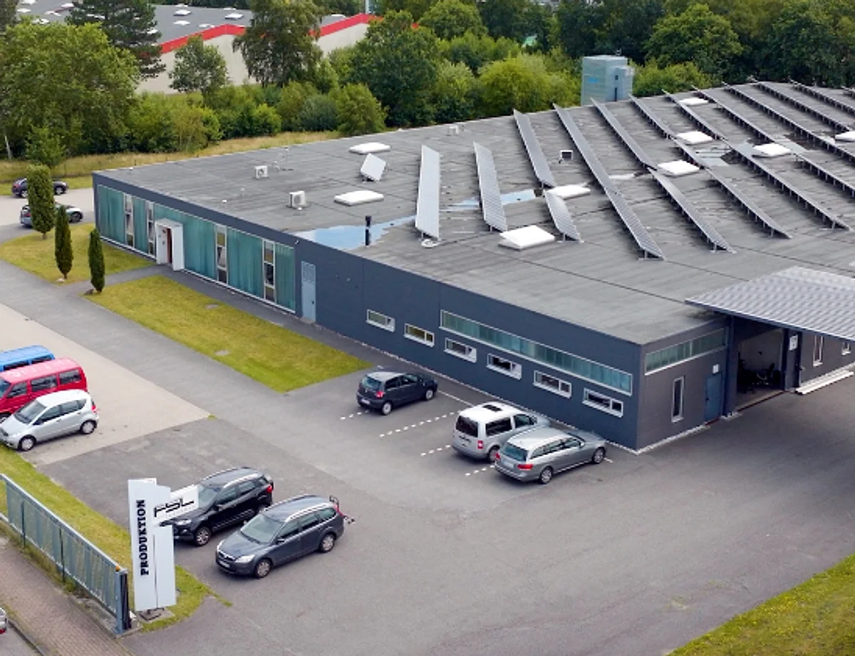 Luftbild der FSL-Produktionshalle am Hansacker in Westerstede mit Photovoltaik-Anlage auf dem Dach
