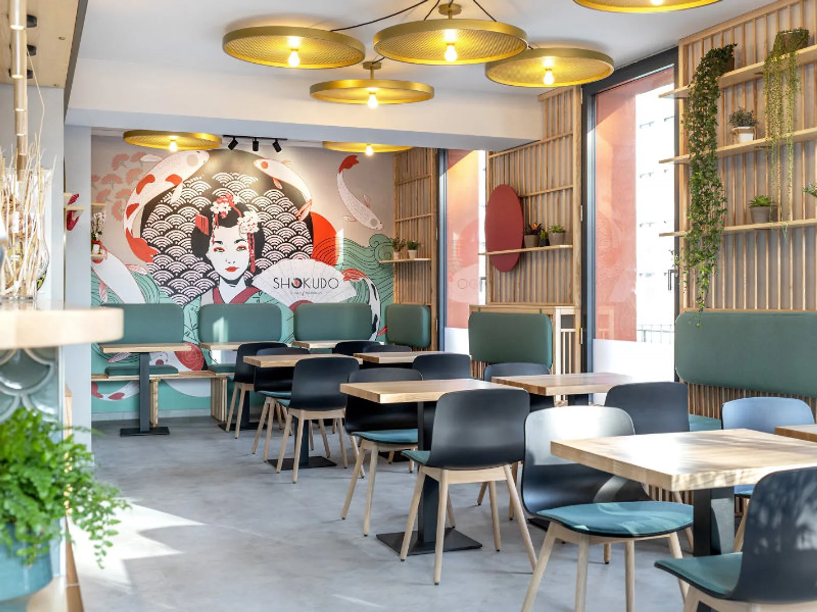 Restaurant Shokudo in Darmstadt: Holzlamellen, Wandbild und offene Sushi-Küche