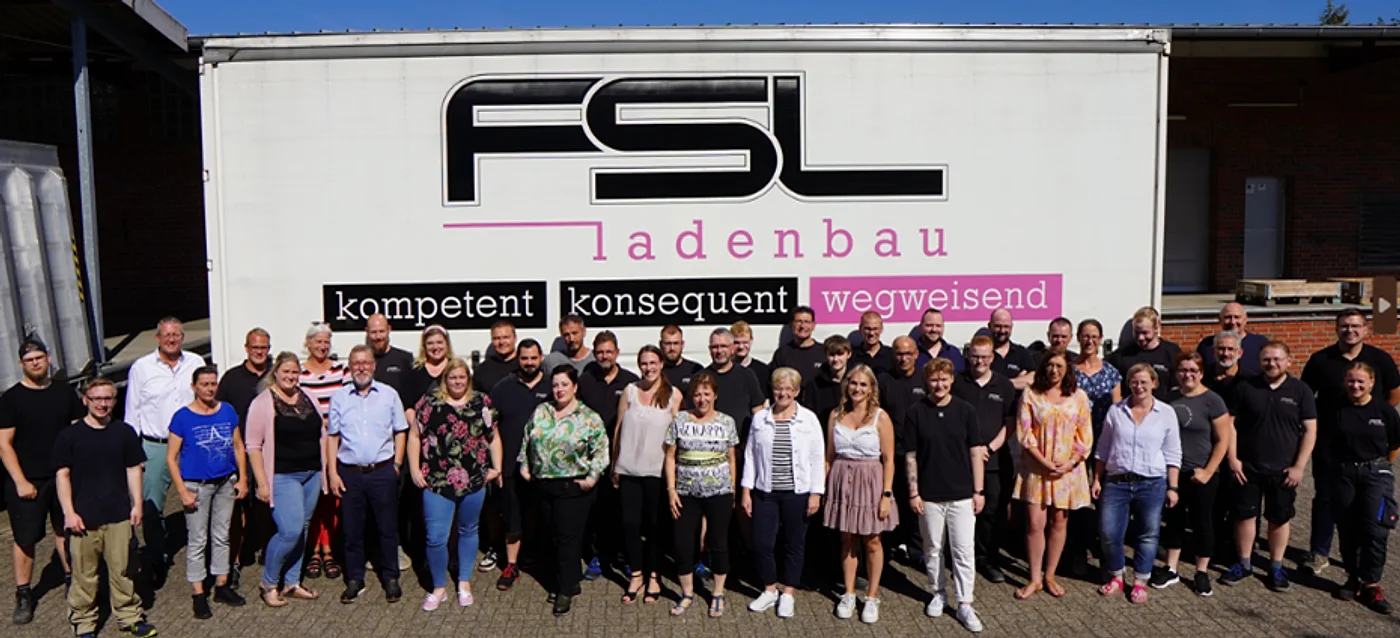 Das Team von FSL Ladenbau vor dem Betriebsgebäude in Westerstede